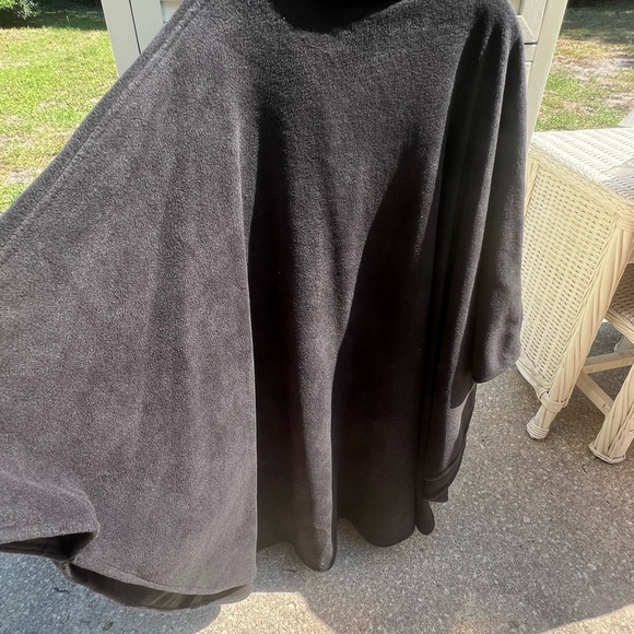 East 5th Black Velvet Cape – Elegant Formal Wrap with Hook Closure - Picture 3 of 4